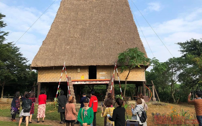 Du khách tham quan tại Làng Văn hóa - Du lịch các dân tộc Việt Nam năm 2019.
