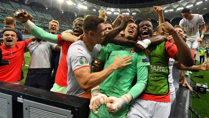 Các cầu thủ Thụy Sĩ ăn mừng chiến thắng lịch sử trước Pháp ở vòng 1/8. (Ảnh: Getty Images).
