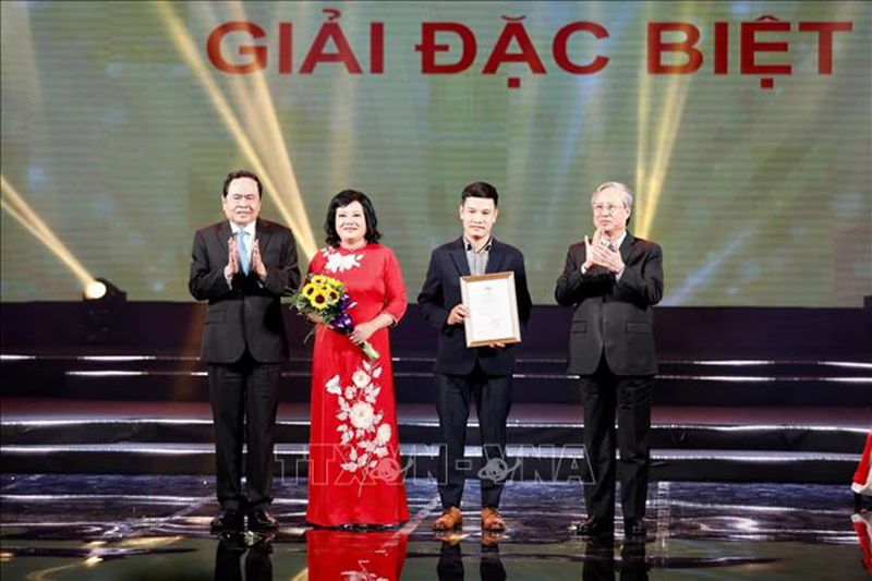 Các đồng chí lãnh đạo Đảng, Nhà nước, Ủy ban Trung ương Mặt trận Tổ quốc Việt Nam trao giải Đặc biệt cho nhóm tác giả Giải báo chí Vì sự nghiệp Đại đoàn kết toàn dân tộc lần thứ XIV. (Ảnh: TTXVN)