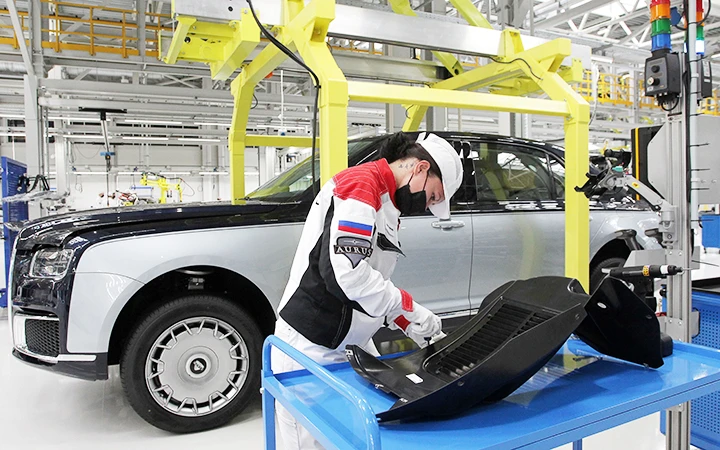 Công nhân Nga làm việc tại một nhà máy sản xuất ô-tô. Ảnh: REUTERS