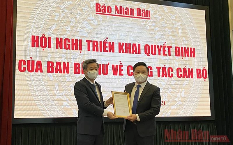 Phó Trưởng Ban Tổ chức Trung ương Nguyễn Quang Dương trao Quyết định của Ban Bí thư cho đồng chí Phan Văn Hùng.