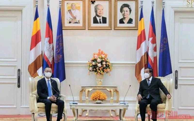 Đại sứ Vũ Quang Minh đến chào từ biệt Thủ tướng Campuchia Samdech Techo Hun Sen nhân dịp kết thúc nhiệm kỳ.