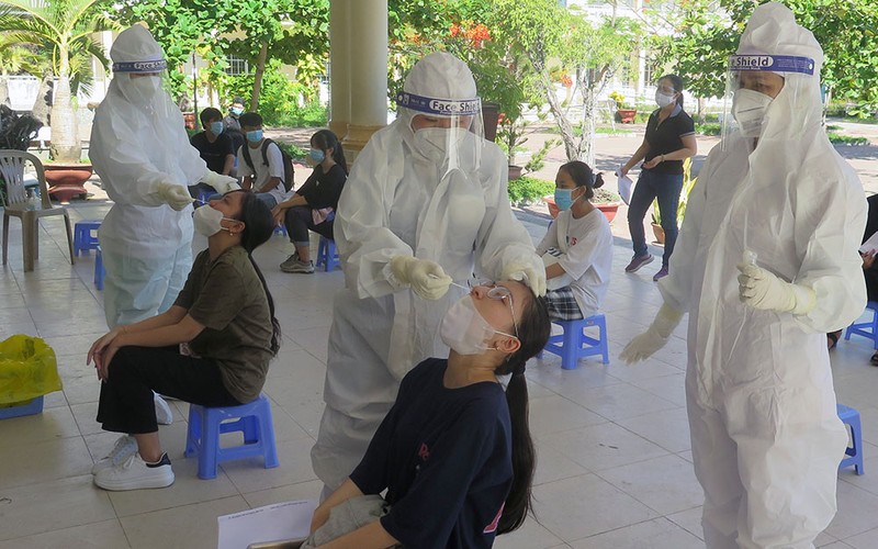 Sáng 3/7 lực lượng chống dịch CVID-19 tỉnh Phú Yên đã lấy mẫu xét nghiệm cho toàn bộ 520 thí sinh tham gia dự thi tại điểm thi trường Trung học phổ thông Nguyễn Trãi, thành phố Tuy Hòa.