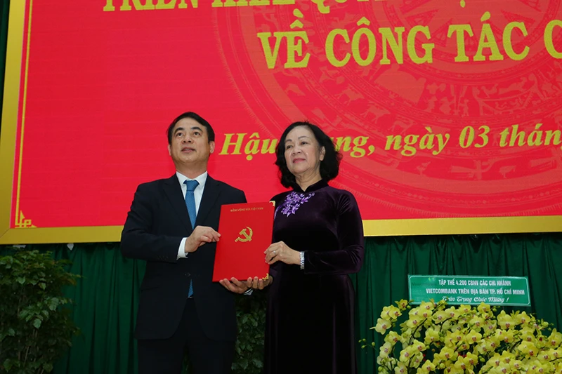 Đồng chí Trương Thị Mai trao quyết định cho tân Bí thư Tỉnh ủy Hậu Giang.