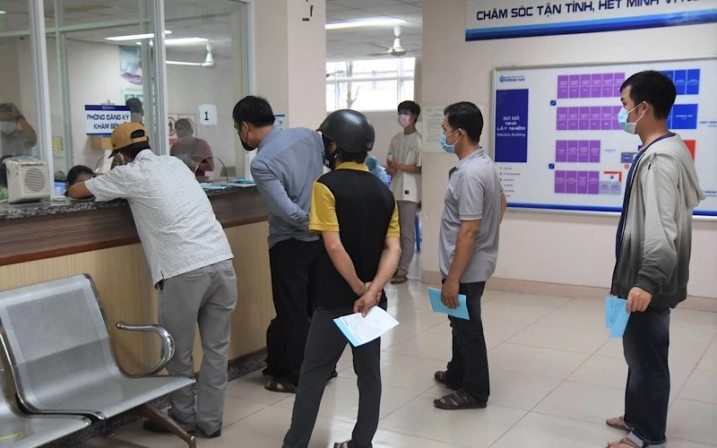 Người dân xếp hàng tại Bệnh viện đa khoa Đồng Nai làm thủ tục xét nghiệm SARS-CoV-2.