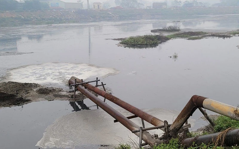 Các doanh nghiệp ở Phong Khê vô tư xả thải ra sông Ngũ Huyện Khê. 