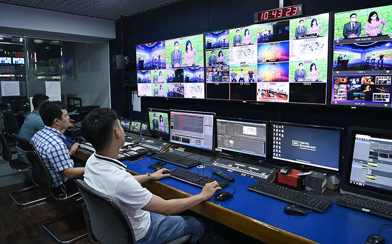 Sản xuất các chương trình truyền hình tại Trung tâm Truyền hình Nhân Dân. Ảnh: THANH TRÚC 