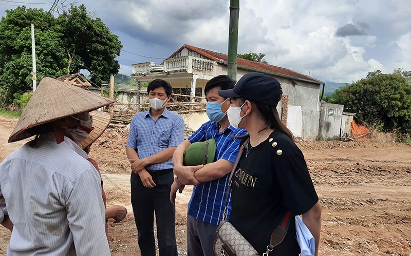 Lãnh đạo UBND thành phố Ðiện Biên Phủ lắng nghe kiến nghị của các hộ dân bị ảnh hưởng bởi dự án đường 60 m. 