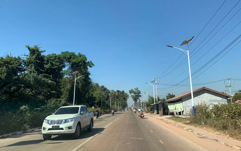 Đường phố Thủ đô Vientiane vắng bóng phương tiện tham gia giao thông do người dân được khuyến cáo chỉ ra đường khi thật cần thiết.