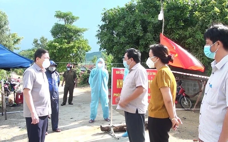 Chủ tịch UBND tỉnh, Trưởng ban chỉ đạo phòng chống dịch Covid-19 tỉnh Phú Yên Trần Hữu Thế kiểm tra, chỉ đạo công tác chống dịch tại xã Ea Trol huyện Sông Hinh.
