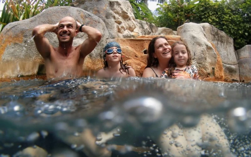 Một gia đình du khách từ Israel thoải mái thư giãn trong bể bơi khách sạn ở Phuket. (Ảnh: Reuters)