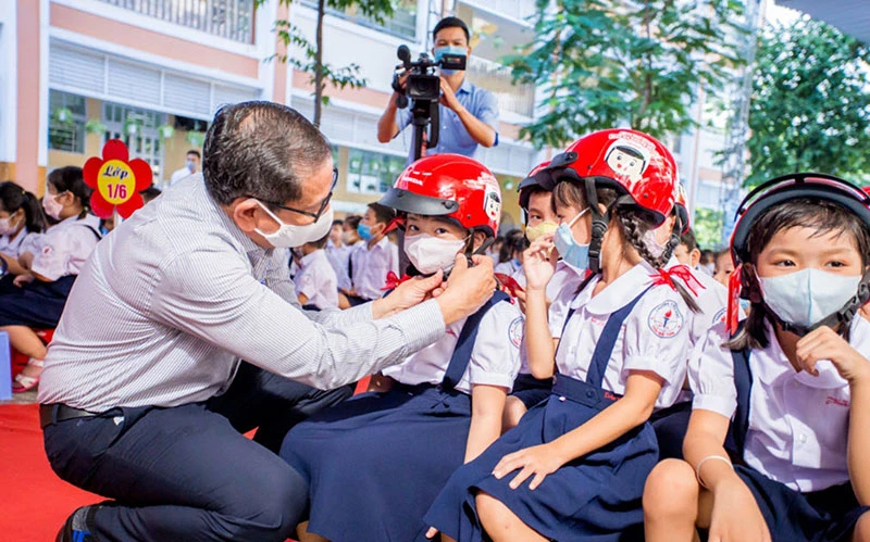 Ðại diện Công ty Honda Việt Nam tặng mũ bảo hiểm đạt chuẩn cho học sinh. 