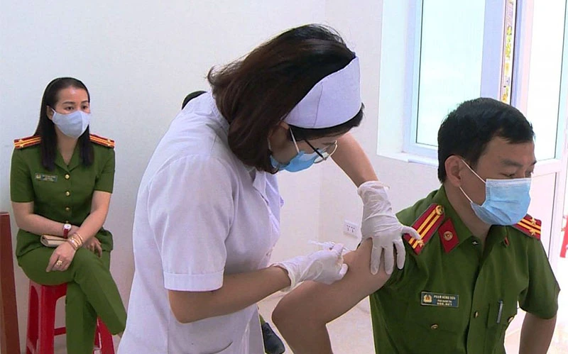 Tiêm vaccine phòng Covid-19 cho lực lượng tuyến đầu chống dịch ở Thanh Hóa. (Ảnh minh họa)