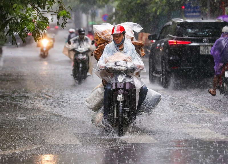 Theo ghi nhận của Công ty TNHH một thành viên Thoát nước Hà Nội, trong khoảng hơn một giờ, lượng mưa đo được cao nhất tại quận Hai Bà Trưng lên đến 74mm, quận Hoàng Mai 65mm, quận Đống Đa 62mm, Hoàn Kiếm 48mm...