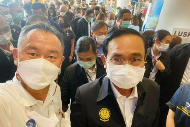 Bức ảnh selfie mà hai ông Prayut và Veerasak chụp tại lễ khai mạc chương trình “hộp cát Phuket”. (Ảnh: Bưu điện Bangkok)