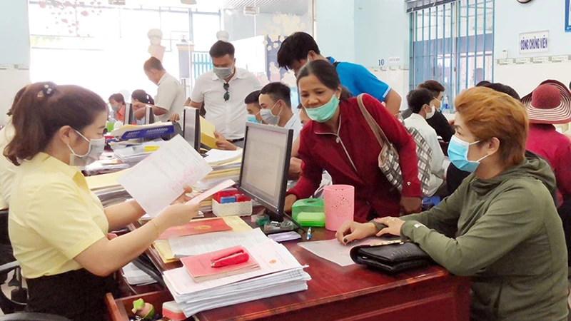 Người dân làm thủ tục công chứng giấy tờ liên quan sang nhượng đất đai tại văn phòng công chứng ở huyện Chơn Thành, tỉnh Bình Phước.