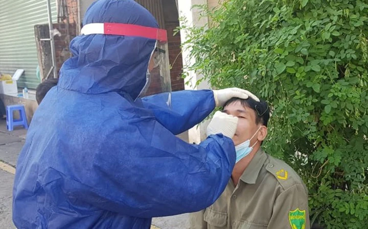 Nhân viên y tế tỉnh Đồng Nai lấy mẫu xét nghiệm SARS-CoV-2.