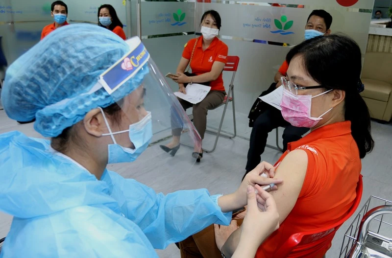 Tiêm vaccine phòng Covid-19 cho cán bộ, nhân viên.