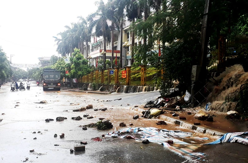 Mưa lớn, khiến nước từ trên các đồi cao đổ xuống, kéo theo đất đá và gây ngập nặng tại phường Pom Hán, thành phố Lào Cai.