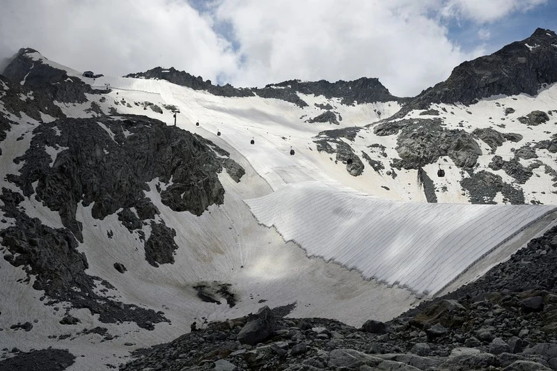 Các tấm vải địa kỹ thuật lớn màu trắng bao phủ sông băng Presena ở miền bắc Italia nhằm ngăn tuyết tan chảy và phản chiếu ánh sáng mặt trời trong những tháng mùa hè. Ảnh: Reuters, chụp ngày 20/7/2020.