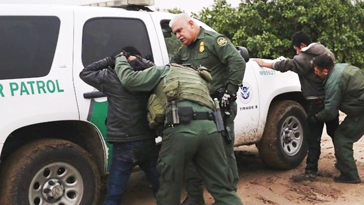 Giới chức bang Texas, Mỹ bắt giữ các đối tượng buôn người. Ảnh: GETTY IMAGES