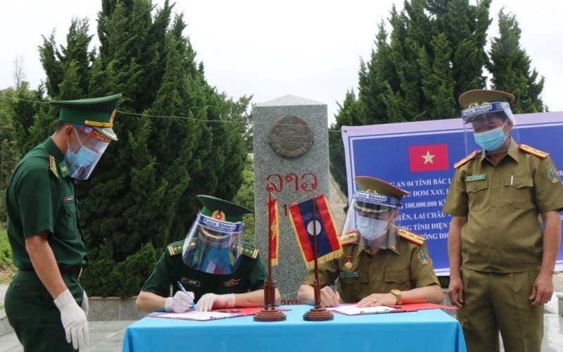 Ký kết biên bản trao 100 triệu kíp Lào của công an bốn tỉnh Bắc Lào ủng hộ lực lượng vũ trang tỉnh Điện Biên và Lai Châu.
