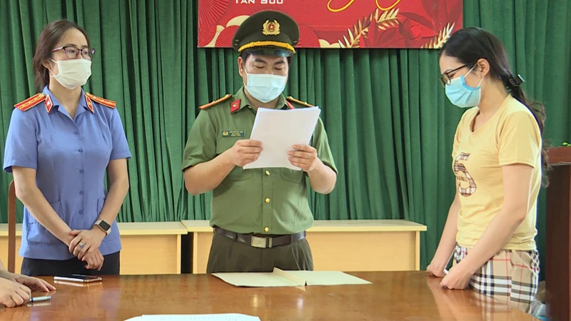 Lực lượng chức năng đọc lệnh bắt tạm giam đối tượng Nguyễn Thị Hồng Hạnh về tội "Tổ chức cho người khác ở lại Việt Nam trái phép".