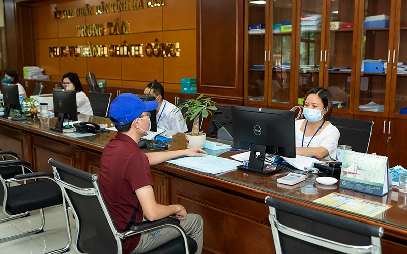 Giải quyết thủ tục hành chính cho người dân tại Trung tâm phục vụ hành chính công tỉnh Hà Nam.