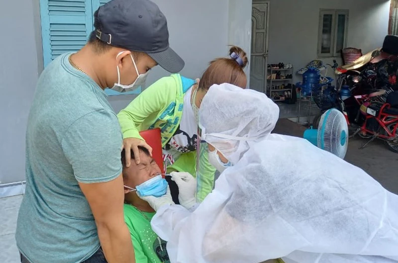 Nhân viên y tế lấy mẫu xét nghiệm SARS-CoV-2 tại huyện Thống Nhất.