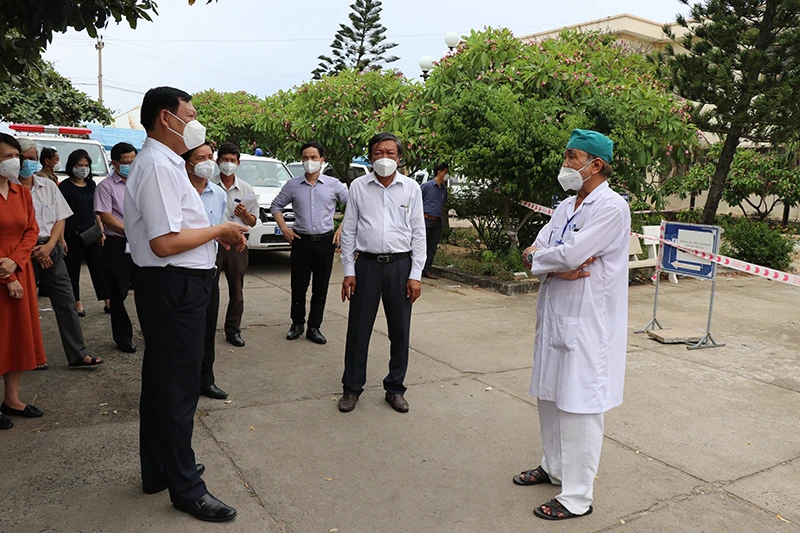 Thứ trưởng Y tế Đỗ Xuân Tuyên, Phó Trưởng Ban Chỉ đạo quốc gia phòng, chống dịch Covid-19 kiểm tra chỉ đạo chống dịch tại một số trung tâm cách ly, bệnh viện dã chiến tại Phú Yên. 