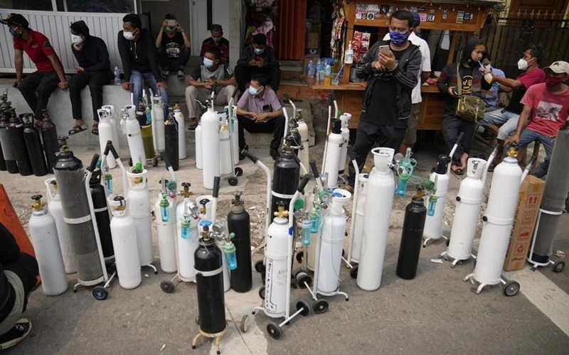 Người dân Jakarta, Indonesia xếp hàng chờ bơm đầy bình chứa oxy. (Ảnh: AP)