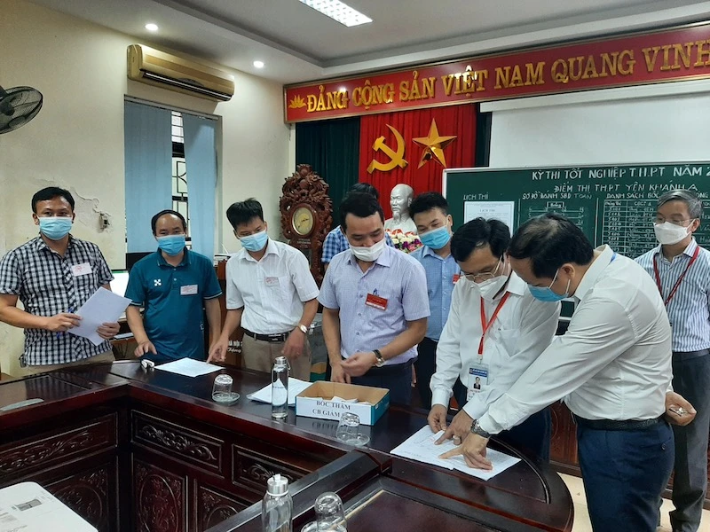 Cục trưởng Mai Văn Trinh cùng đaonf công tác kiểm tra thực tế công tác tổ chức Kỳ thi tốt nghiệp THPT 2021 tại Ninh Bình