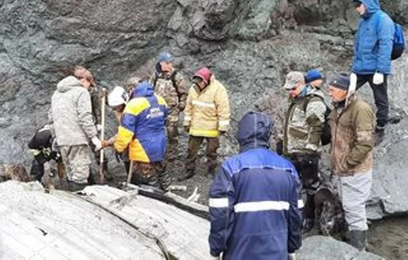 Lực lượng cứu hộ Nga tìm kiếm thi thể nạn nhân. Ảnh: Bộ Tình trạng khẩn cấp Nga.