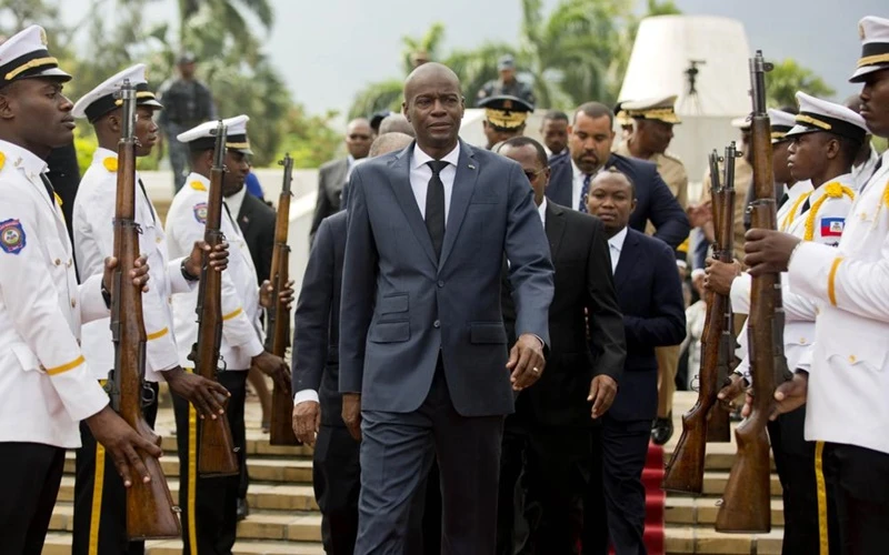 Tổng thống Jovenel Moise (giữa) rời khỏi một lễ kỷ niệm diễn ra tại bảo tàng quốc gia Pantheon, ở thủ đô Port-au-Prince, Haiti, ngày 7-4-2018. (Ảnh: AP)