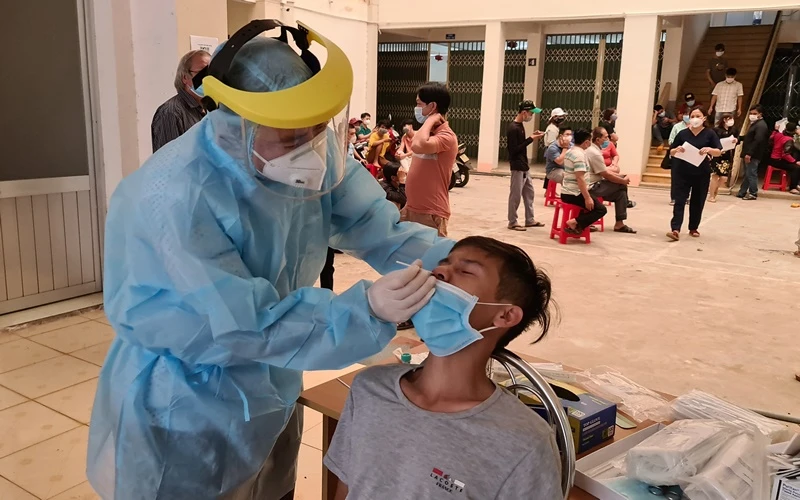 Trung tâm Kiểm soát bệnh tật tỉnh Đắk Nông bố trí 14 cán bộ, nhân viên y tế làm việc xuyên trưa nhưng vẫn xảy ra tình trạng quá tải. 