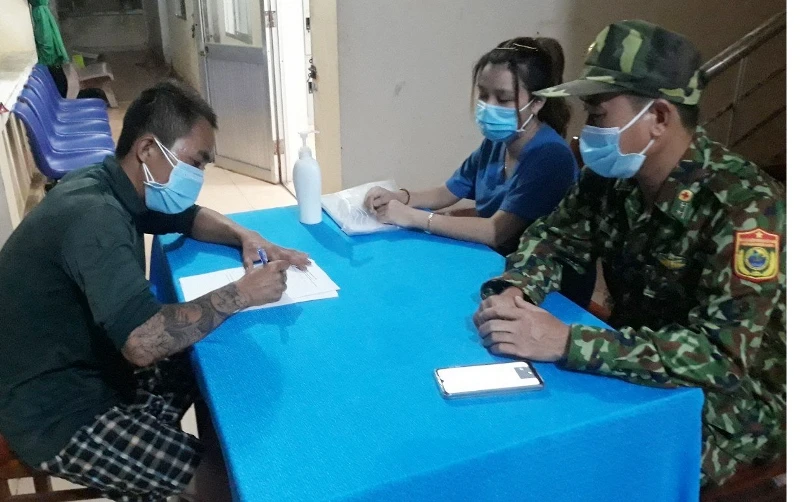 Ngư dân Lâm Ngọc Hải kê khai y tế tại Trạm Quân dân y kết hợp xã Tân Hiệp. 