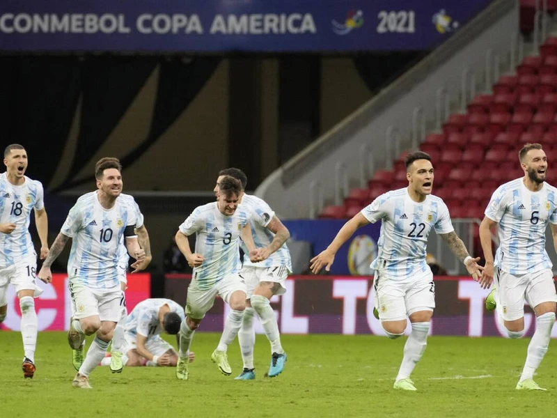 Niềm vui của Argentina sau khi giành chiến thắng trước Colombia. (Ảnh: Getty)