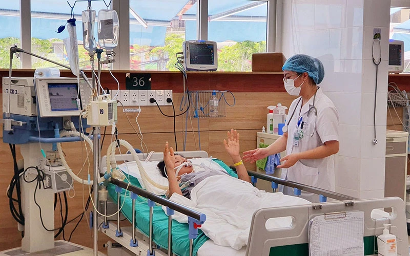 Bác sĩ Hương thăm khám cho bệnh nhân Nguyễn Thị H. bị rắn cạp nia cắn.
