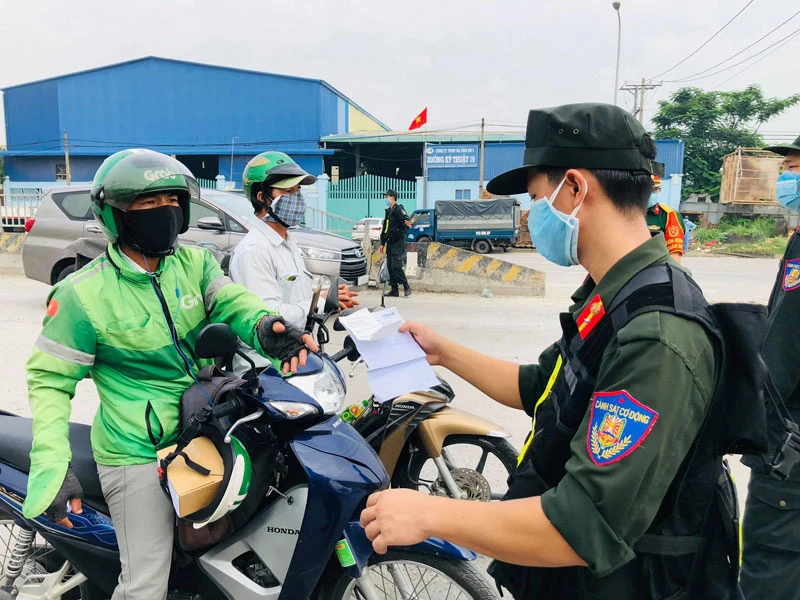 Lực lượng chức năng tỉnh Đồng Nai kiểm tra giấy xét nghiệm của người dân trên Quốc lộ 1K, đoạn giáp ranh giữa Đồng Nai với Bình Dương.