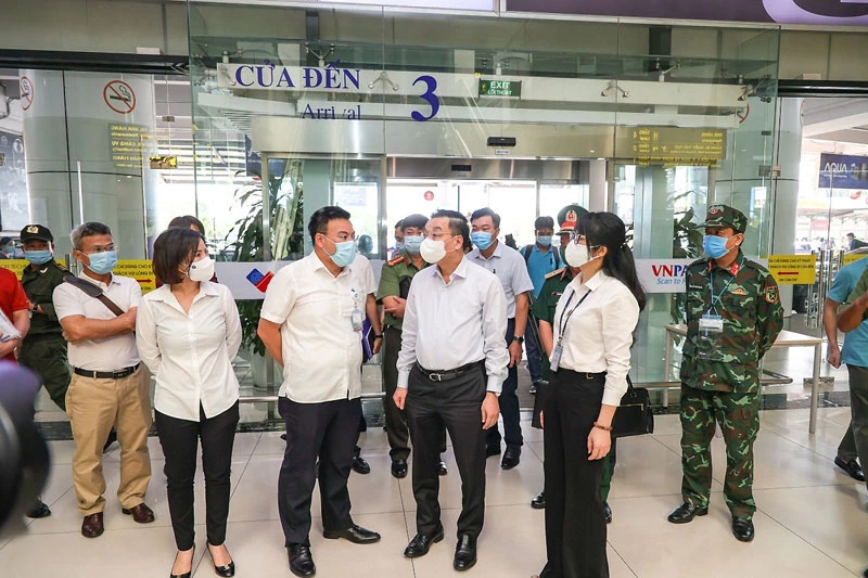 Chủ tịch Ủy ban nhân dân thành phố Hà Nội Chu Ngọc Anh, kiểm tra công tác phòng chống dịch tại sân bay Nội Bài.