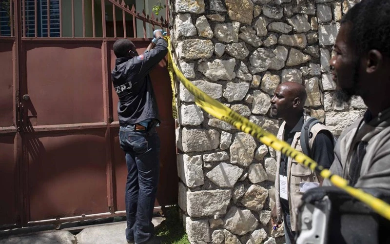 Lực lượng an ninh phong tỏa lối vào nhà riêng của Tổng thống Moise. (Ảnh: AP)
