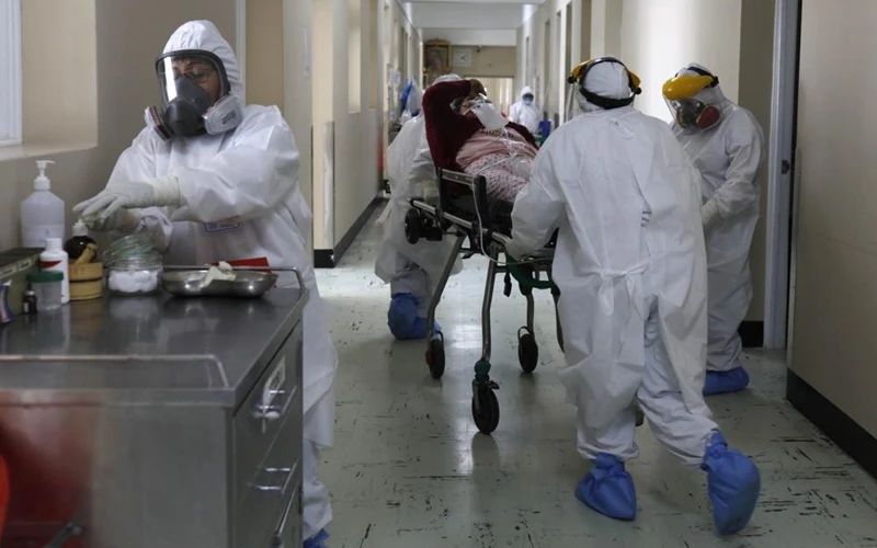Nhân viên y tế di chuyển bệnh nhân tại Bệnh viện Honorio Delgado, Peru. (Ảnh: AP)