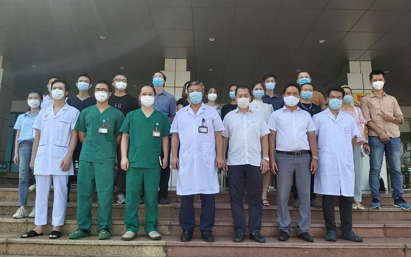 Đoàn cán bộ y tế Bệnh viện Bệnh Nhiệt đới Trung ương lên đường hỗ trợ cho TP Hồ Chí Minh sáng nay. (Ảnh: BVCC)