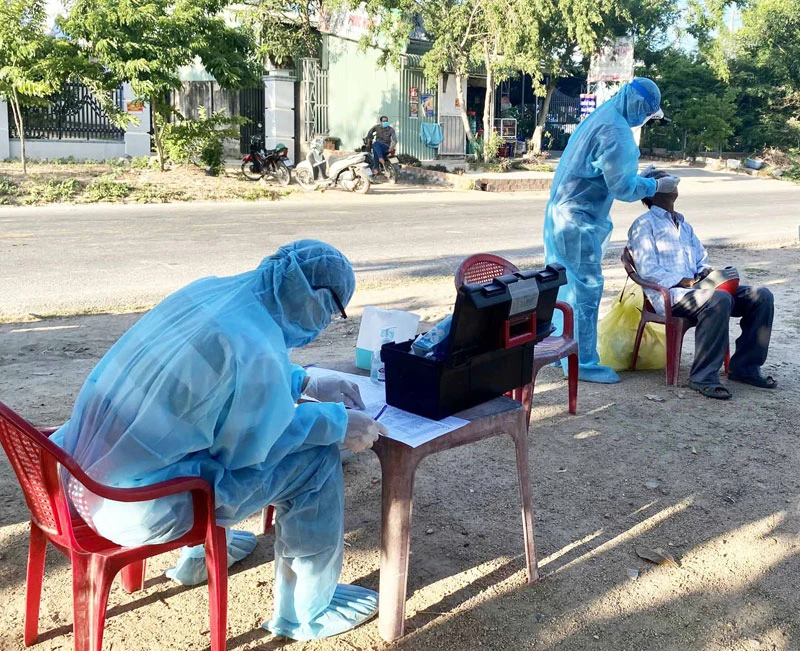 Ngành chức năng tỉnh Gia Lai lấy mẫu xét nghiệm cho người dân xã H’ Bông (huyện Chư Sê).