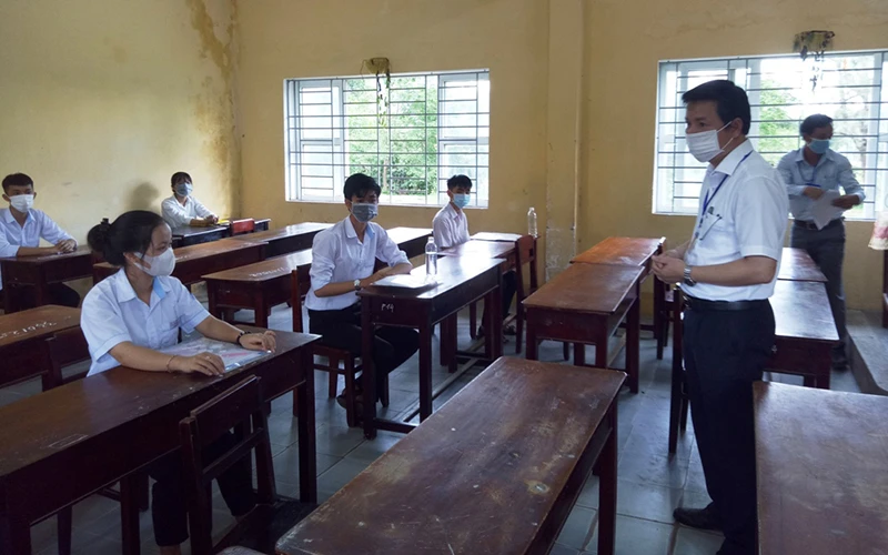 Giám đốc Sở GD&ĐT động viên, chia sẻ với các thí sinh “đặc biệt” tại điểm thi Trường THPT Thừa Lưu (huyện Phú Lộc).