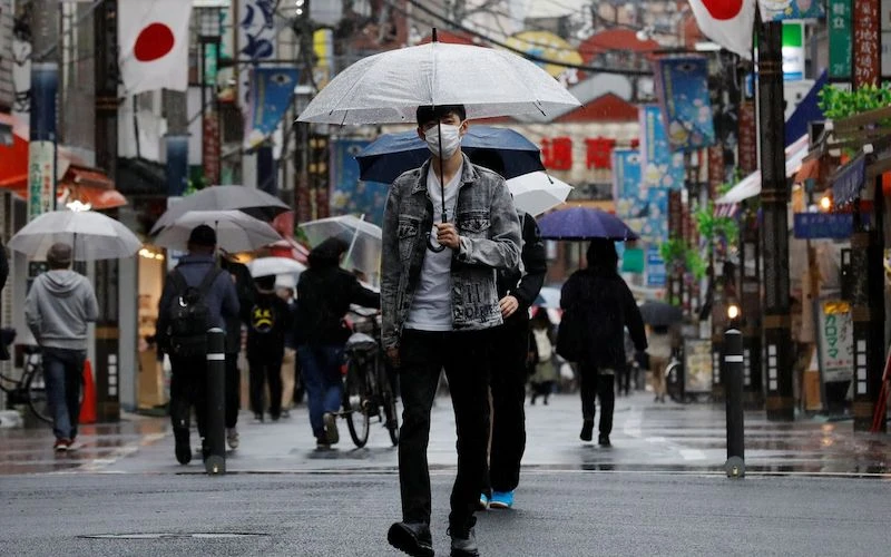Một người đàn ông đeo khẩu trang đi bộ trên một con phố mua sắm, tại Tokyo, Nhật Bản, ngày 5/5/2021. (Ảnh: Reuters)