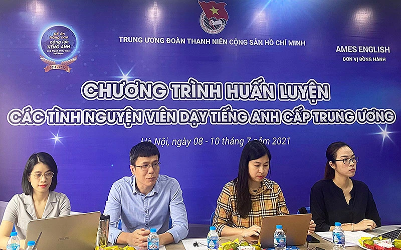 Đại diện Trung ương Đoàn Thanh niên Cộng sản Hồ Chí Minh và các đơn vị liên quan cùng đội ngũ giảng viên tại Chương trình.