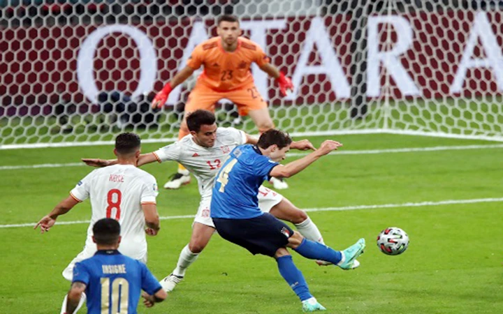Pha ghi bàn của Chiesa mở tỷ số cho Italia tại trận bán kết với Tây Ban Nha.