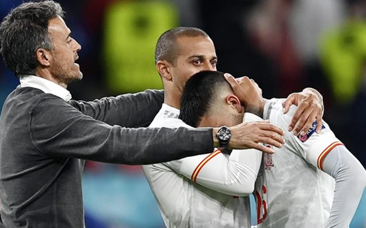 HLV Enrique an ủi các cầu thủ Tây Ban Nha sau trận bán kết.