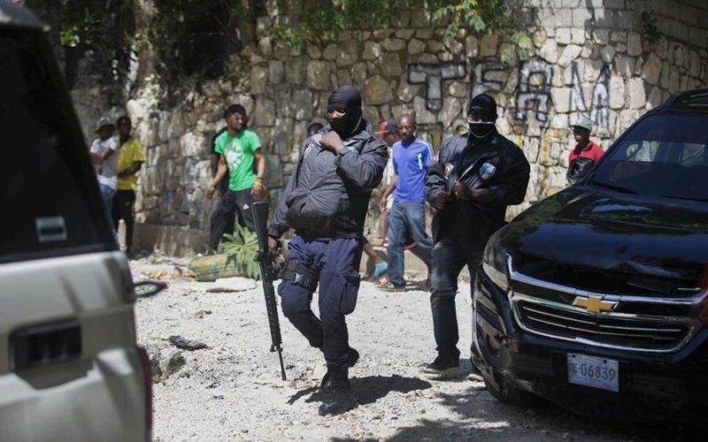 Lực lượng an ninh điều tra chung quanh nhà riêng của Tổng thống Moise tại thủ đô Port-au-Prince. (Ảnh: AP)